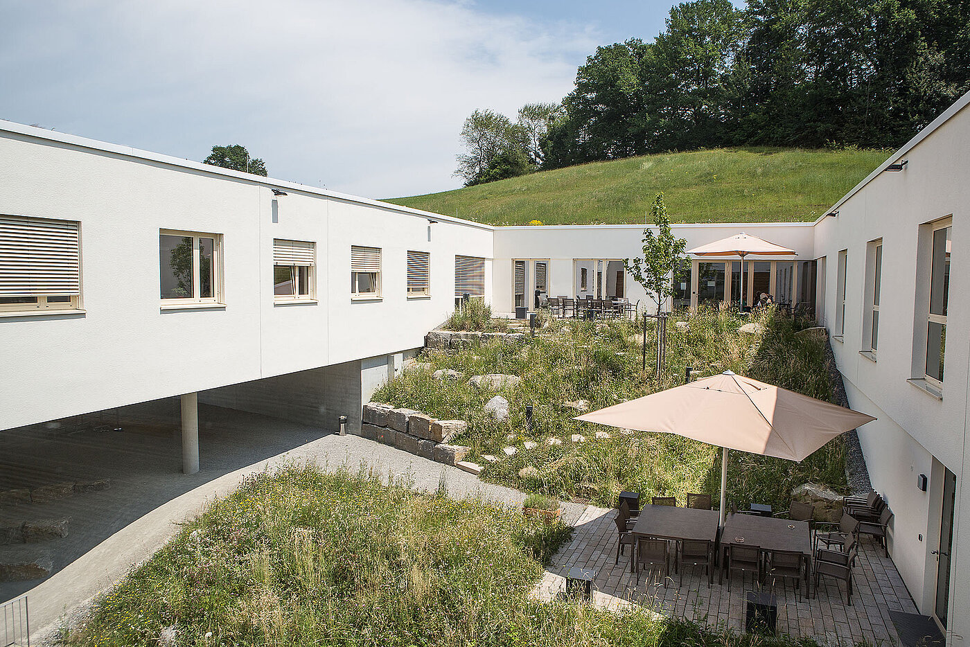 Ein modernes Gebäude mit grünem Innenhof. 