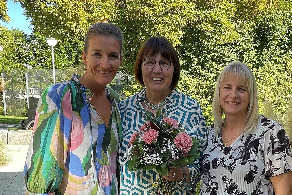 Rita Abler (Mitte) bei ihrer Verabschiedung in den Vorruhestand. Rita Abler (Mitte) bei ihrer Verabschiedung in den Vorruhestand.