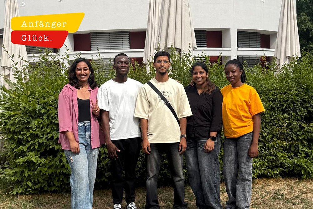 Fünf junge, internationale Menschen strahlen zum Ausbildungsstart.