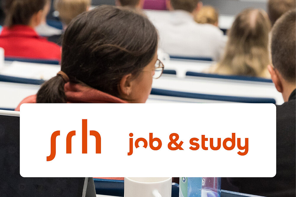 Studierende im Hörsaal sitzend, der Kamera abgewandt. Im Vordergrund eingefügt das Logo der SRH Fernhochschule und deren Marke job & study. 