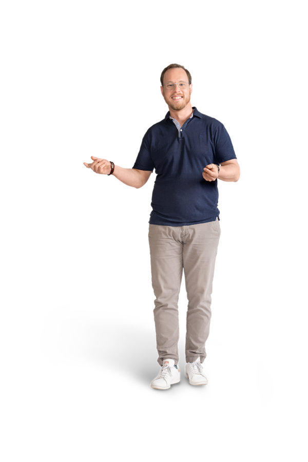 Ein Mann mit dunkelblauem Polohemd, heller Hose und Brille. 