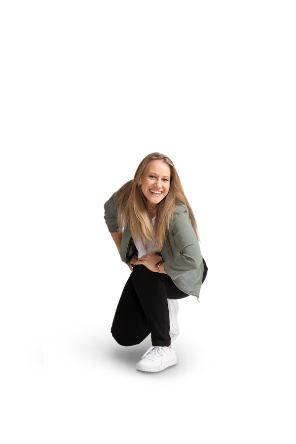 Eine junge Frau mit langen, blonden Haaren, grünem Oberteil und dunkler Hose. 
