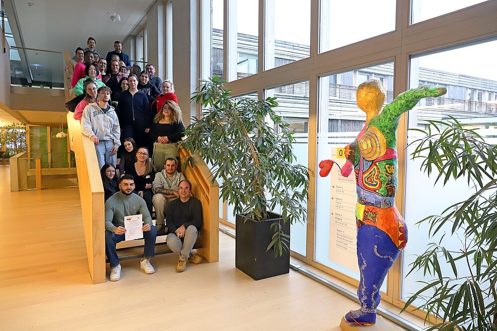 Die Teilnehmerinnen und Teilnehmer der Azubistation Friedrichshafen mit Stationsmitarbeitenden, Lehrkräften und Praxisanleitenden.